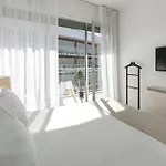 Metro Apartment *