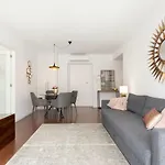 Metro Apartment *